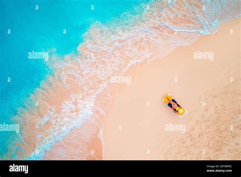 Frau Im Bikini Am Strand Fotos Und Bildmaterial In Hoher Aufl Sung Seite Alamy