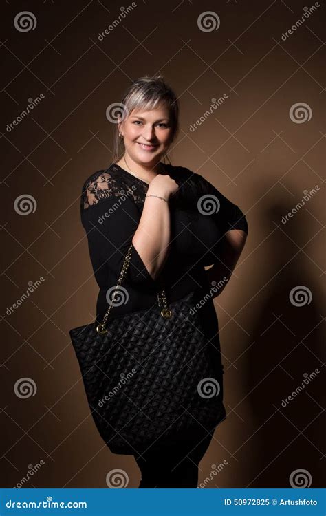 Portret Van Mooi Plus Grootte Krullende Jonge Blonde Vrouw Stock Afbeelding Image Of