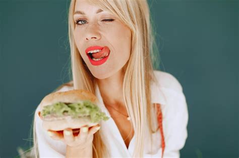 Belle Fille Fait Une Salade Blonde Sportive Dans Une Cuisine La Femme Choisit Entre Le