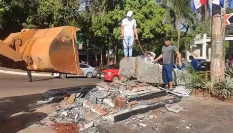 Ex Vereador Paraguaio Destr I Monumento Ma Nico Em Ato De Vandalismo