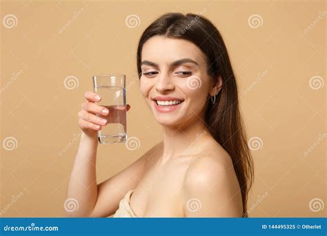 Abschluss Herauf Brunette Halb Nackte Frau S Mit Perfektem Hautakt Bilden Das Glaswasser Das