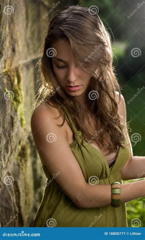 Beau Jeune Brunette Posant Dans La Robe Verte Image Stock Image Du Vert Magnifique