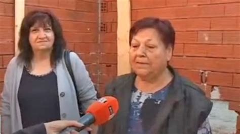 Градят нов дом за майка и дъщеря, след като пожар изпепели къщата им в ...