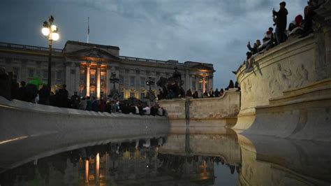 Muchos británicos lloran por el fallecimiento de la Reina Isabel II y