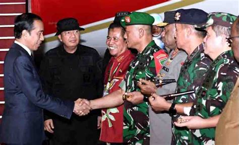 Datang Untuk Ke Kali Ke Papua Presiden Jokowi Resmikan Bandara Ewer