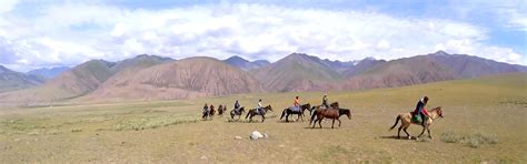 KIRGHIZIE Randonnée à cheval entre steppes lacs et montagnes au