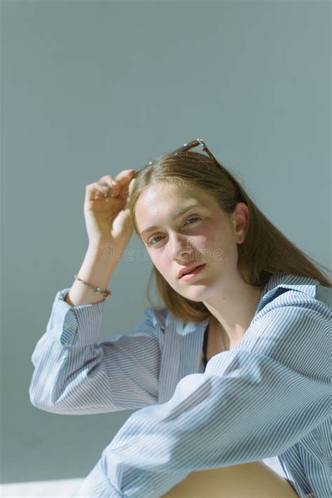 Belle Et Attirante Fille Maigre Dans La Lingerie Noire Avec De Longs Cheveux Et Verres De Port