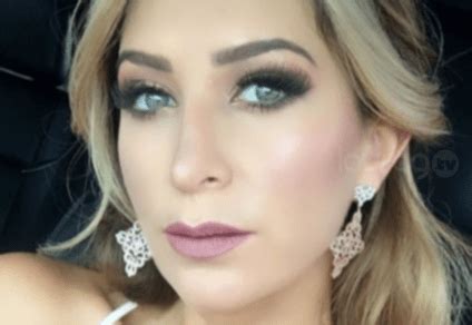 Geraldine Baz N Posa En Un Bikini Rosa Y Altera A Todos En Topless