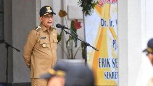 Banner Bergambar Pj Wali Kota Malang Wahyu Hidayat Harusnya Bayar Pajak