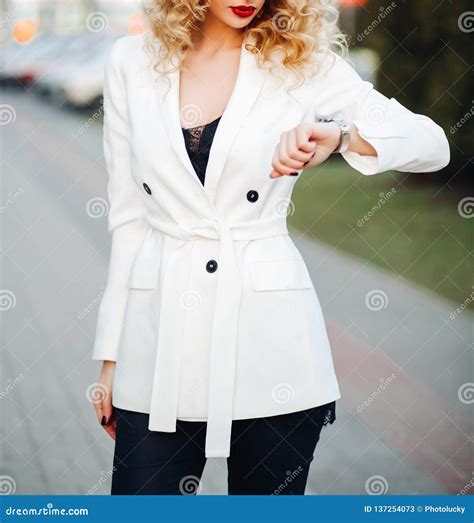 La Jeune Femme Blonde L Gante Avec Les Cheveux Boucl S Dans Le Manteau Blanc De Tendance De