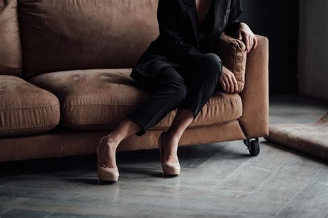 Portrait De Candide Authentique Mod Le Sexy L Gante Fille Blonde Posant En Tailleur Pantalon