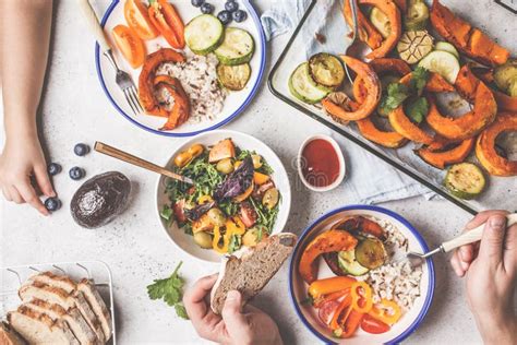 Familia Que Come Una Comida Vegetariana Sana La Opinión De Sobremesa