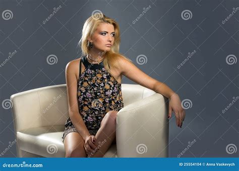 Blonde Sensuelle Avec Le Renivellement Professionnel Photo stock Image du mode sensualité