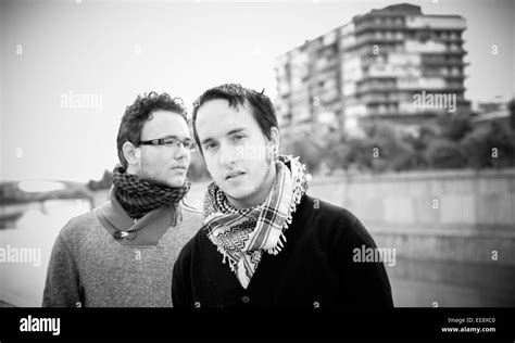 Jeune homme gay font l amour Banque de photographies et dimages à haute résolution Alamy