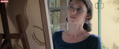 Kisses Nude Pics Page 1