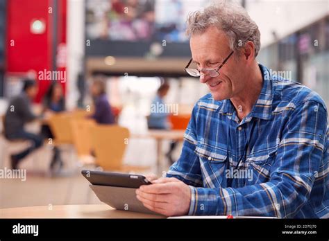 Mature Male Teacher Hi Res Stock Photography And Images Alamy