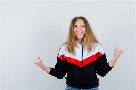 Jeune Femme Blonde Dans Une Veste Et Un Jean Photo Gratuite