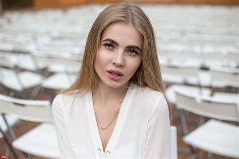 Обои women blonde portrait chair face pink lipstick на рабочий стол картинки с раздела