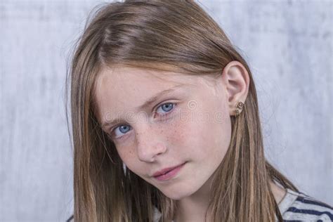 Belle Jeune Fille Blonde Avec Des Taches De Rousseur L Int Rieur Sur Le Fond Blanc De Mur