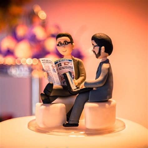 Topo De Bolo Casal Gay Noivinhos Lendo Jornal Elo