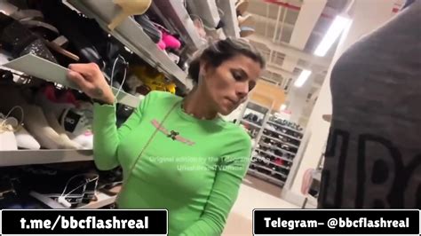 Latina Verte Dans Un Centre Commercial Public Consultez La Télé Pour La Vidéo Complète