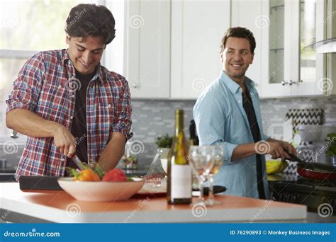 Coppie Gay Maschii Che Preparano Insieme Un Pasto Nella Cucina Immagine Stock Immagine Di