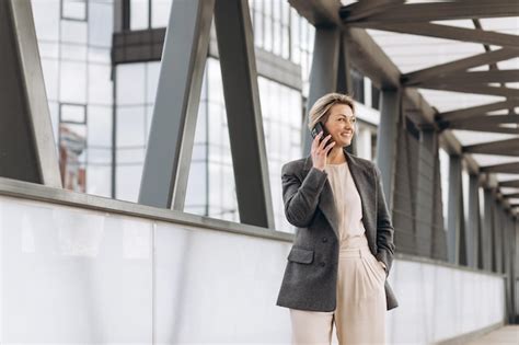 Portrait D Une Belle Femme D Affaires Mature En Costume Et Veste Grise Souriant Et Parlant Au