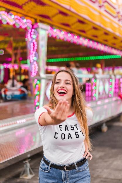Blonde Jeune Fille Dans Le Parc D Attractions Photo Gratuite