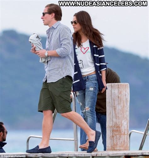 Mila Kunis Celebrity Beautiful Babe Posing Hot Paparazzi