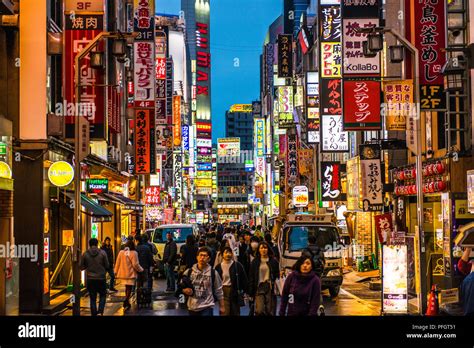 Concurrida calle en la noche en Shinjuku Tokio Japón con muchos