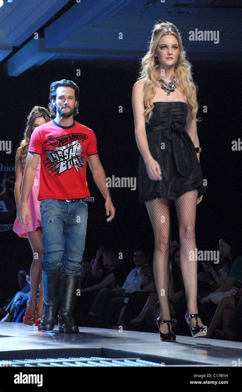 Alessanda Ambrosio Rodrigo Santoro E Carol Trentini C A Barbie E Hot Wheels Fashion Show
