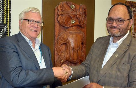 Agreement strengthens iwi education, business links