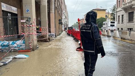 Maltempo A Bologna Esonda Il Torrente Ravone Via Saffi Allagata Sky