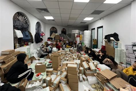 Hà Nội Đột kích kho hàng khủng của hot girl livestream nghìn đơn ngày Báo Tri thức và Cuộc