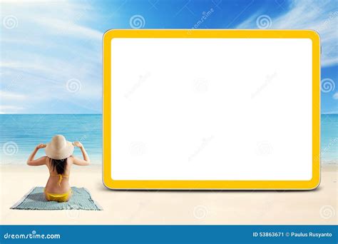 Mujer Con El Bikini Y El Letrero En Blanco Imagen De Archivo Imagen De Espacio Verano