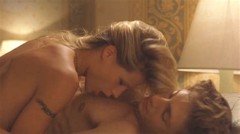 Naked Michelle Hunziker In Voglio Stare Sotto Al Letto