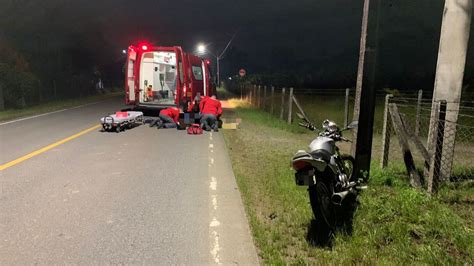 V Deo Motociclista Perde Controle Em Curva E Bate Contra Poste Em