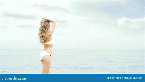 Belle Sexy Pose Blonde Sur La Plage Photo Stock Image Du Mince Lifestyle