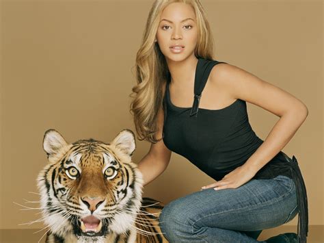 Beyonce Knowles Singer Sexy Woman Blonde Tiger Wallpaper