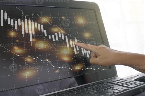 la pantalla muestra un gráfico de tendencia alcista. 12063096 Foto de