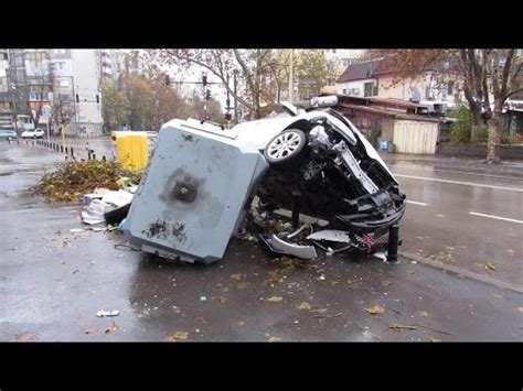 19-годишен се "качи" на контейнер и причини щети по друг автомобил ...