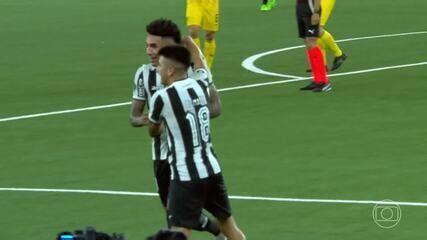 Botafogo goleia Peñarol do Uruguai e fica mais próximo de se