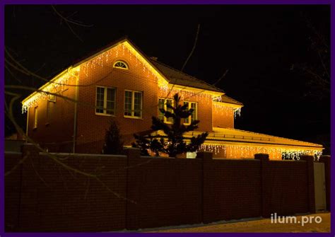 Подсветка новогодними гирляндами кирпичного дома | ilum.pro