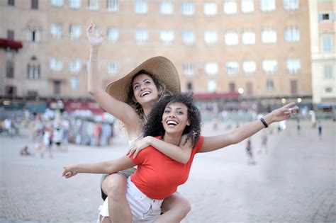 Gros Plan D Une Fille Blonde Sur Le Dos De Son Amie Aux Cheveux Boucl S Photo Gratuite