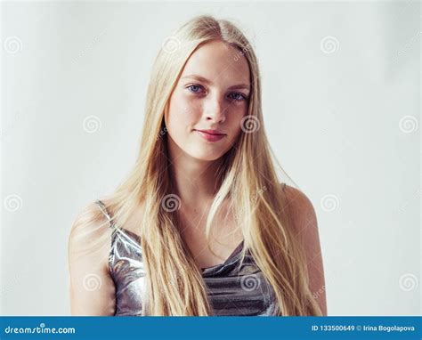 Belle Fille Blonde De Femme Avec De Longs Cheveux Blonds Lisses Et Beau Image Stock Image Du
