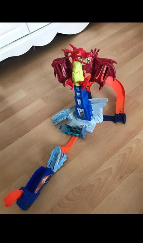 Hot Wheels Ejderha Maceras Oyun Seti ve bir adet araba Türkiye deki İkinci El Eşyaları Al