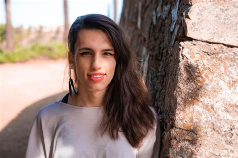 Joven Mujer Transg Nero Latina Con Ropa Informal Cara Feliz Sonriendo Mirando A La C Mara