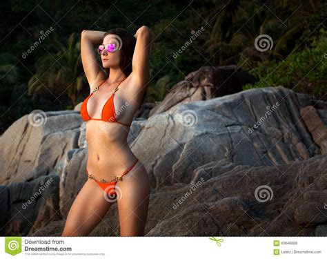 Mujer Hermosa Con El Cuerpo Del Ajuste En El Bikini Atractivo Acantilado Tropical Imagen De