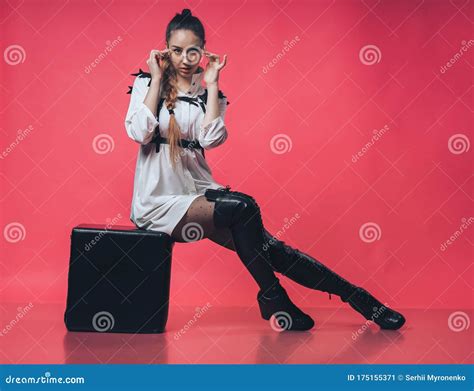 Brunette Chica Sexy Posando En El Fondo Rosado Imagen De Archivo Imagen De Caliente Sexo