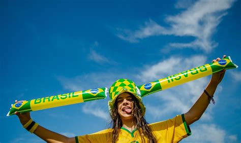 Torcedor Da Seleção Brasileira - Torcedor brasileiro comemorando e torcendo pela seleção brasileira na ...